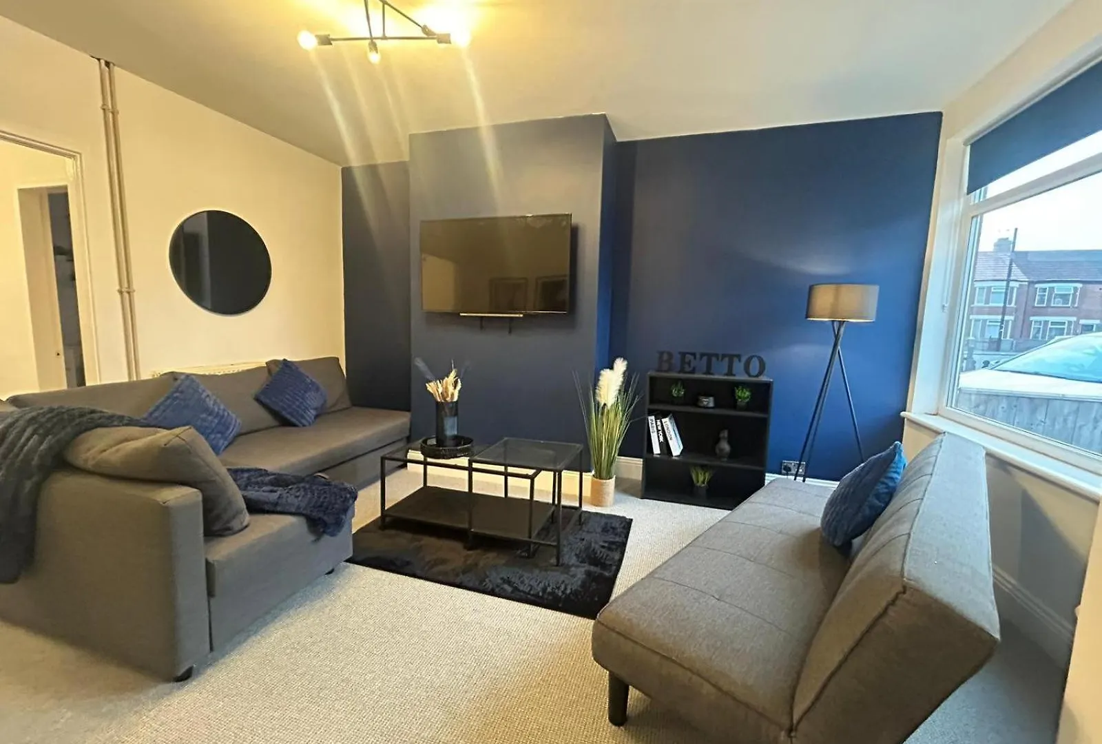3 Bedroom Perfect Guest Home Sleeps 7 With Parking, Hu3 Kingston upon Hull